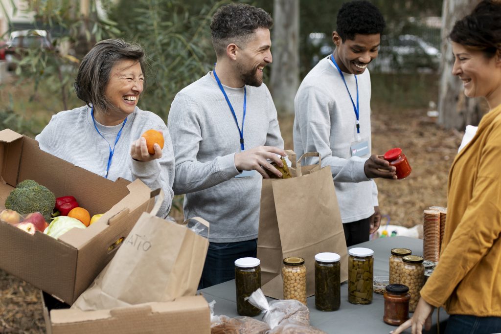 gente-recogiendo-comida-de-cerca